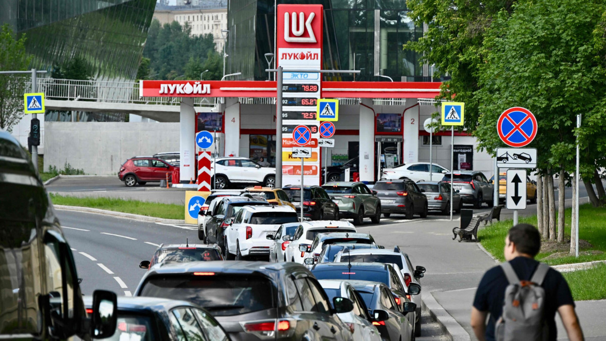 Русия започна да внася петролни продукти от Южна Корея.