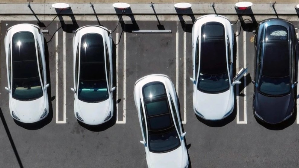 Tesla изтегля близо 3 милиона автомобила в Китай заради проблеми с дръжките на вратите