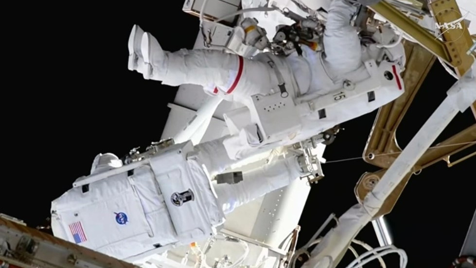 Астронавти на NASA излязоха в открития космос