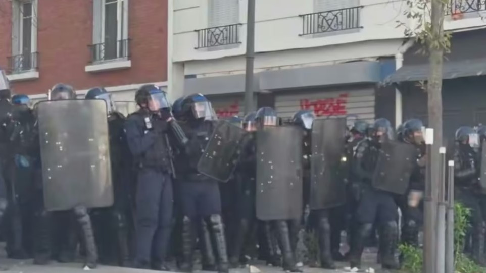 Около 300 души са задържани по време на протестите във Франция