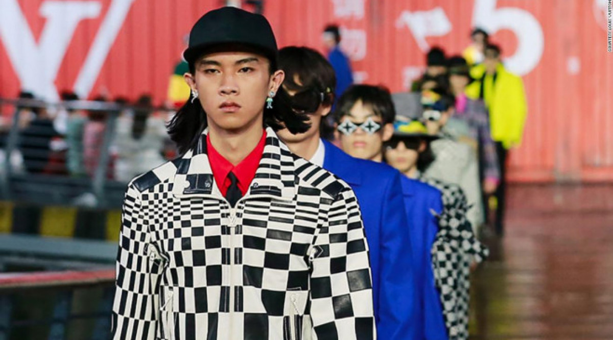 Louis Vuitton бележи завръщането на модата във физическия й вариант