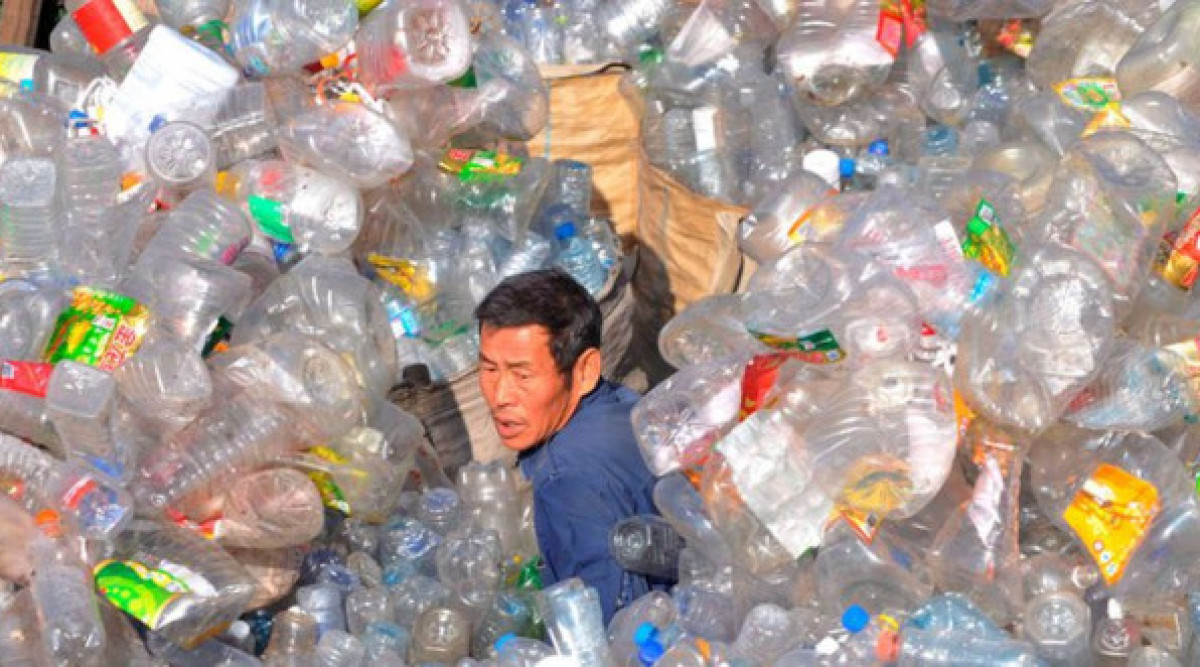 В Китай научиха микроби да „ядат“ пластмаса
