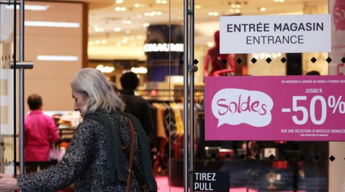 Френското правителство иска да отвори всички магазини в страната от 11 май