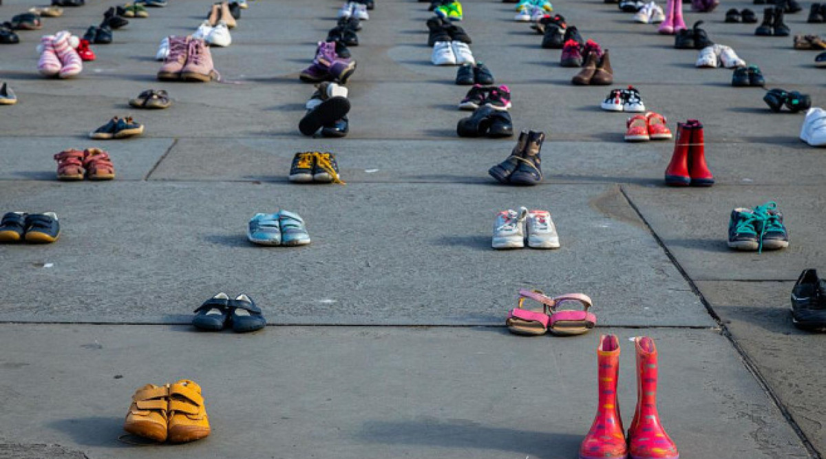 Хиляди детски обувки на площад в Лондон