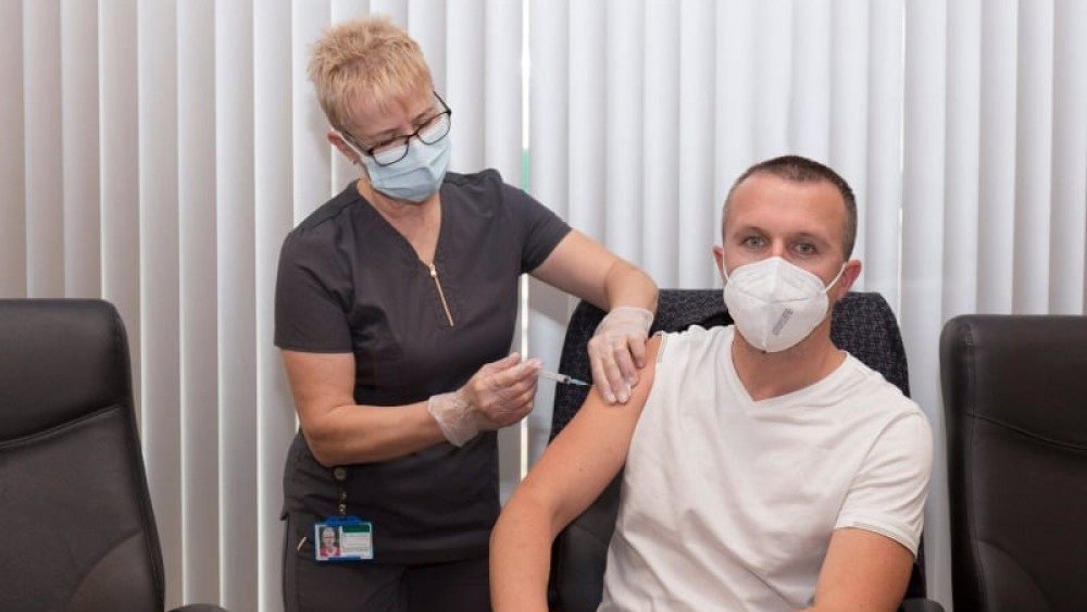 Кметът на Белица увеличава с 20 % заплатите на  ваксинираните служители