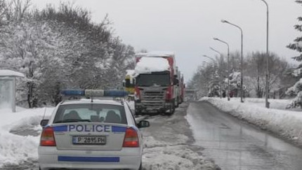 Възстановено е спряното след силен снеговалеж движение по пътя Русе-Бяла