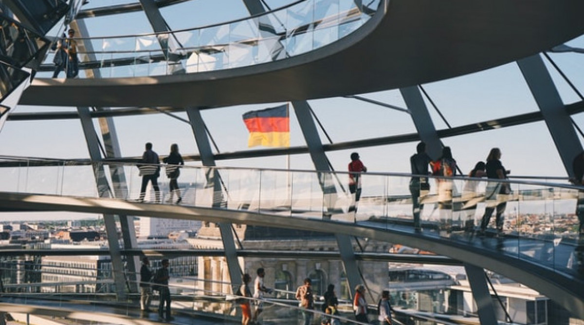Немските фирми очакват ограниченията на публичния живот да продължат до април 2021 г.