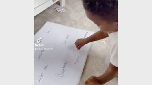 Двегодишно момиченце  чете и пише на четири езика