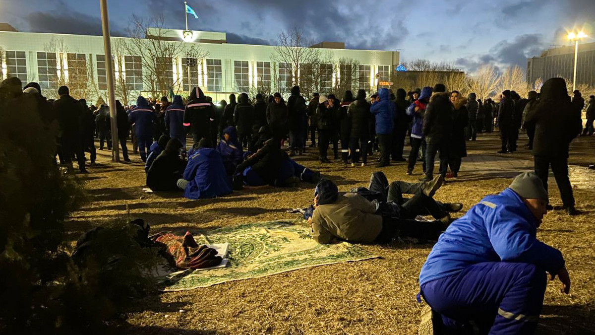 Полицията в Казахстан: Който не сложи оръжие ще бъде унищожен