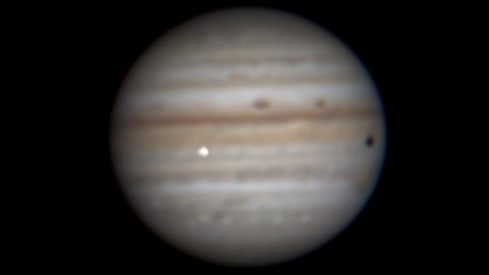 Юпитер се сблъска с неизвестен космически обект