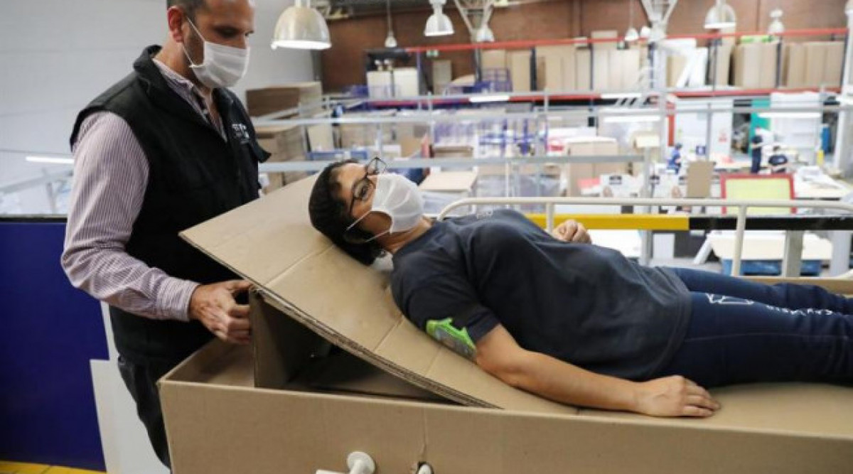 Колумбийски дизайнери подготвят картонени болнични легла, които да се превръщат в ковчези