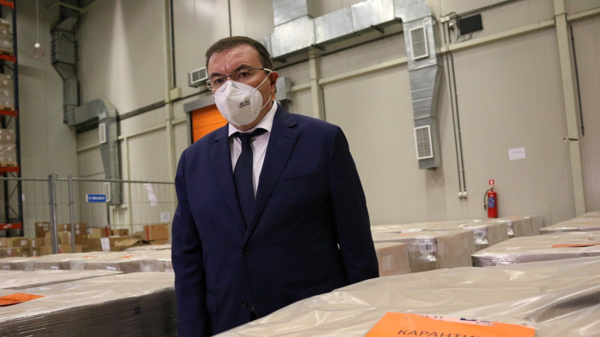 Министър Ангелов провери първия изнесен кабинет за имунизации