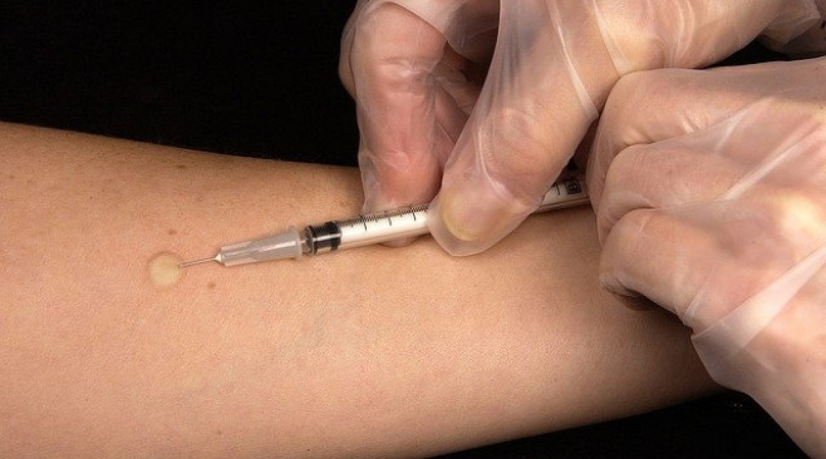 Доброволец почина при изпитанията на ваксина срещу COVID-19