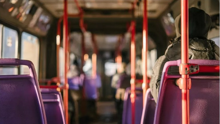 Кои са най-опасните места в автобуса по време на пандемия