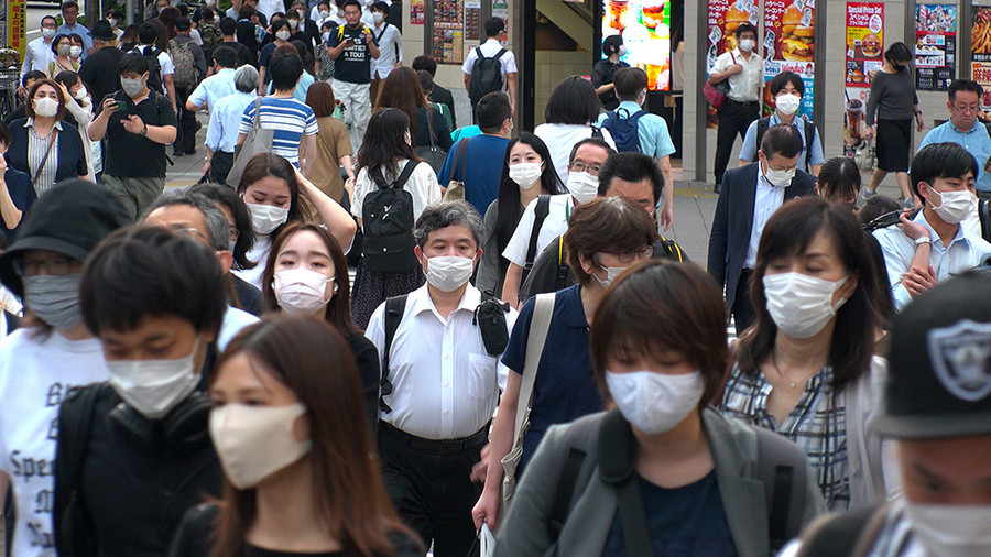 Щам-камикадзе: Защо делта коронавирусът се "самоунищожи" в Япония
