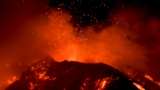 Завладяващо зрелище: изригна Етна - най-големият вулкан в Европа