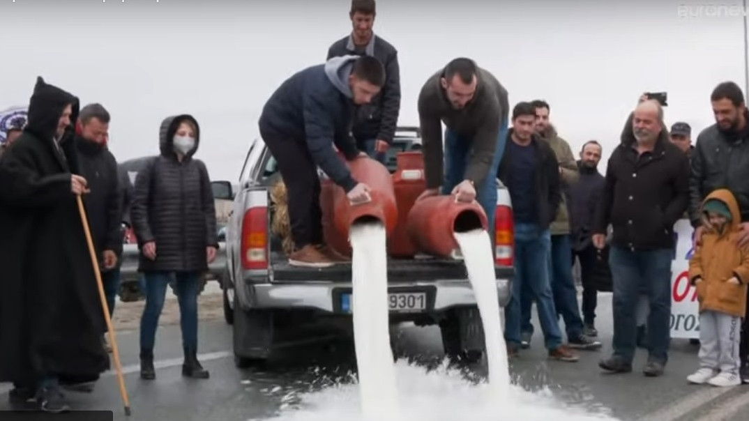 Протести на гръцки фермери: заляха магистрала с мляко