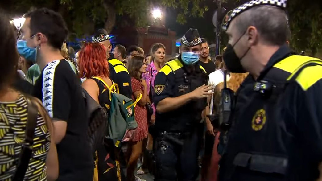 Полицията в Барселона разпръсна празнуващите края на ограниченията