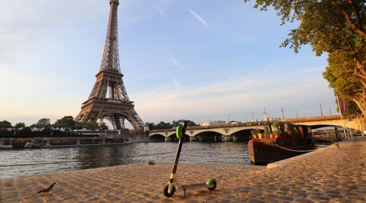 Дивите надпревари с електрически скутери на „Шан-з-Елизе“ изнервиха окончателно туристите и ресторантьорите в Париж