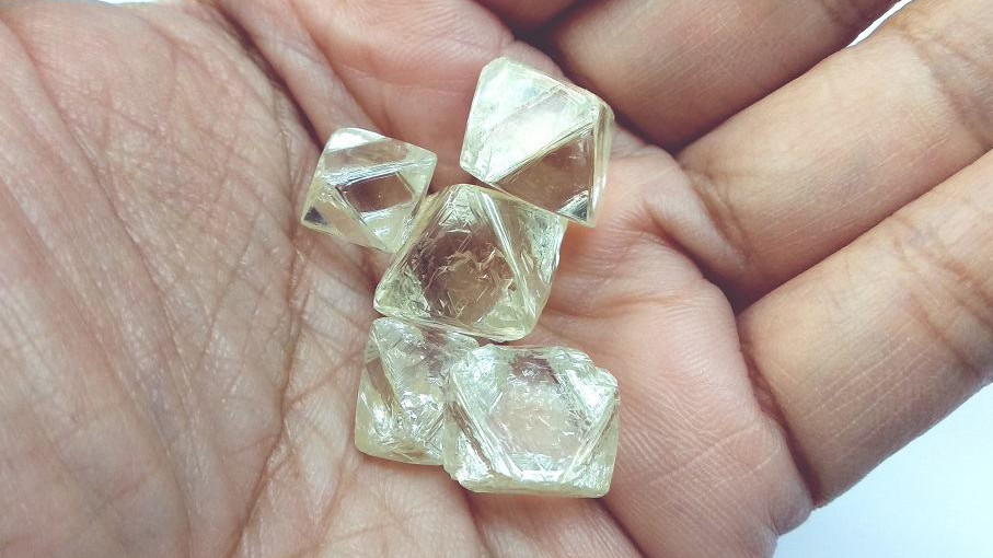 Цената на необработените диаманти скочи с 10%