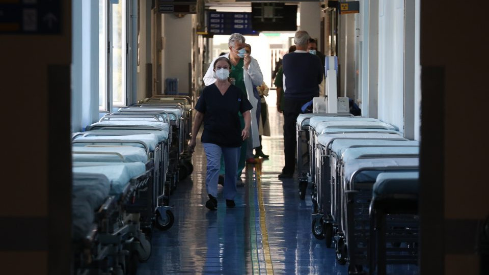 Десетки хиляди неваксинирани медици в Гърция могат да бъда уволнени още днес