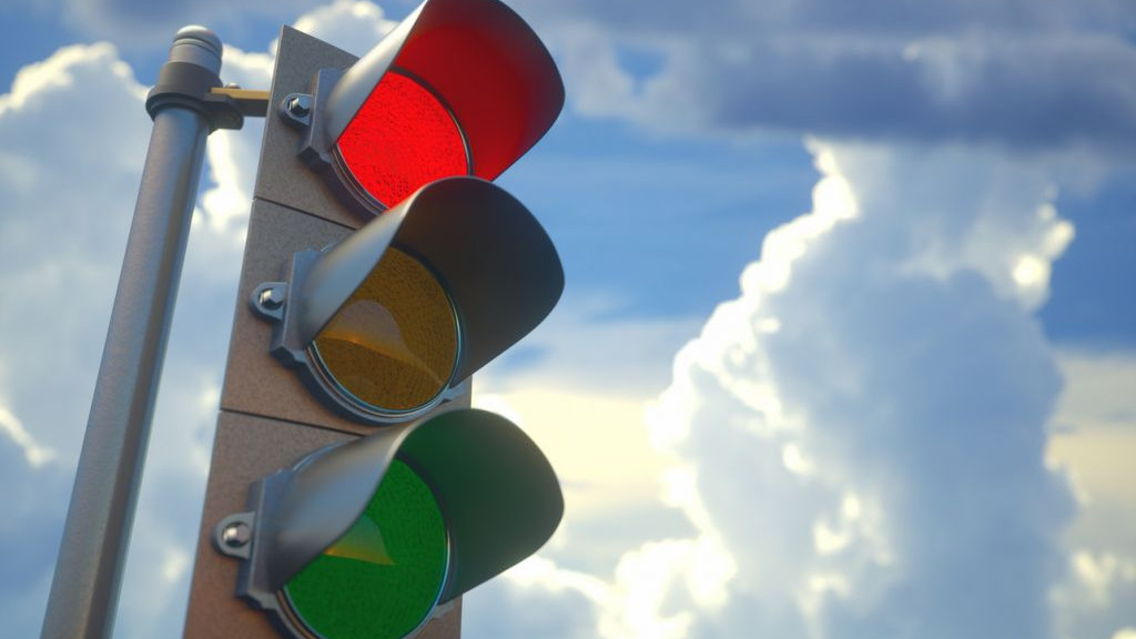 Защо светофарите използват червен, жълт и зелен цвят?
