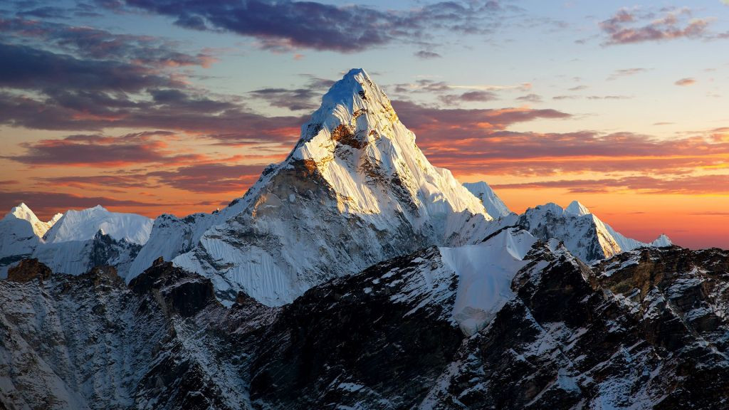 Еверест и Джомолунгма - защо най-високият връх на планетата има две имена?