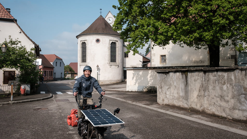 1200 км със слънчево колело: Лудият проект на Жером Зинди