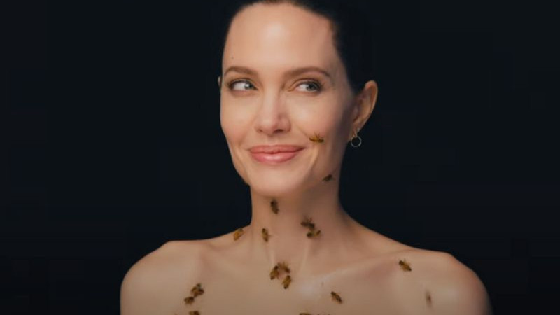 Анджелина Джоли се снима в опасна фотосесия с пчели