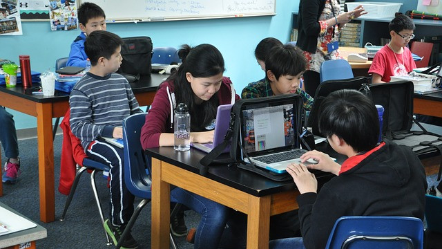 В Китай започнаха да чипират униформите на учениците