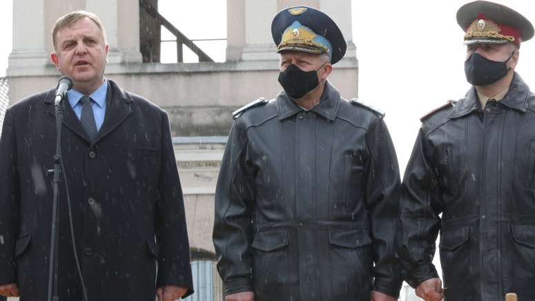 Каракачанов: Военната професия вече е привлекателна за младото поколение