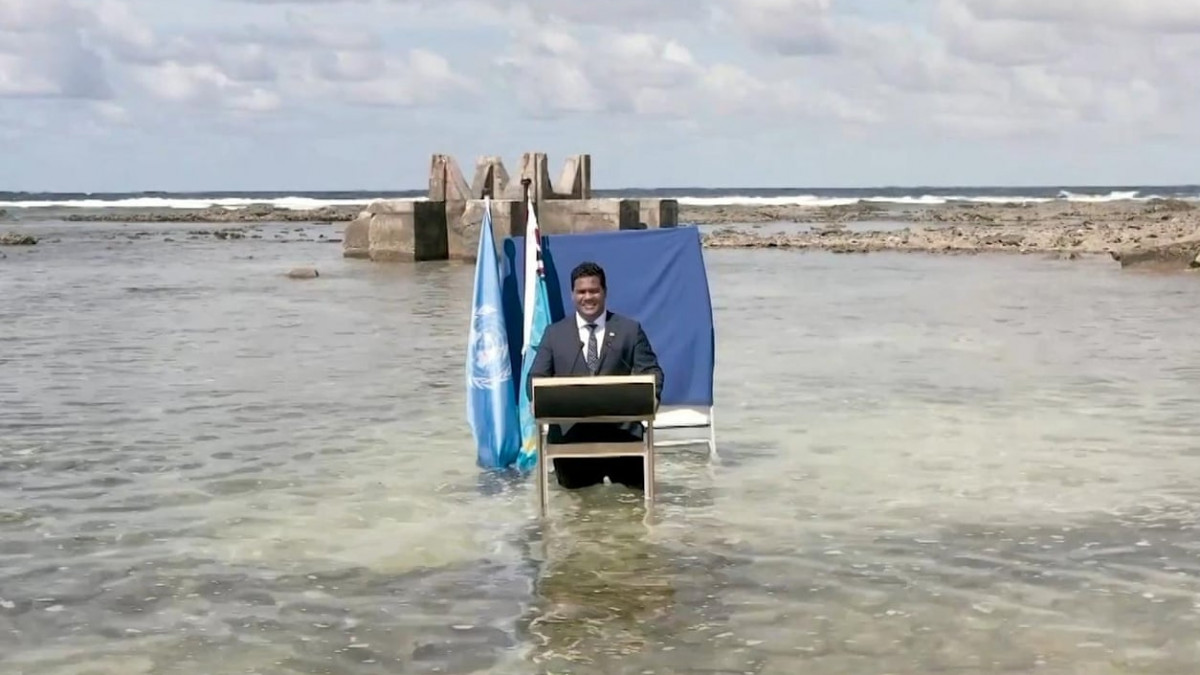 Политик произнесе речта си на климатичната конференция, нагазил в морето