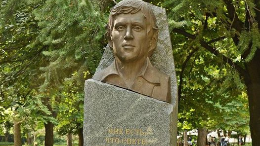 Първият паметник на Владимир Висоцки в България се намира във Вършец