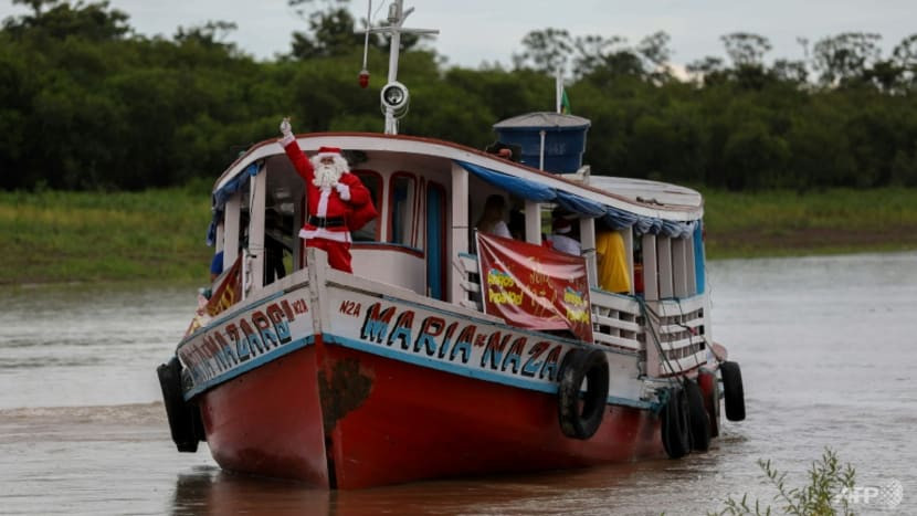 Дядо Коледа идва на лодка в Амазонските джунгли