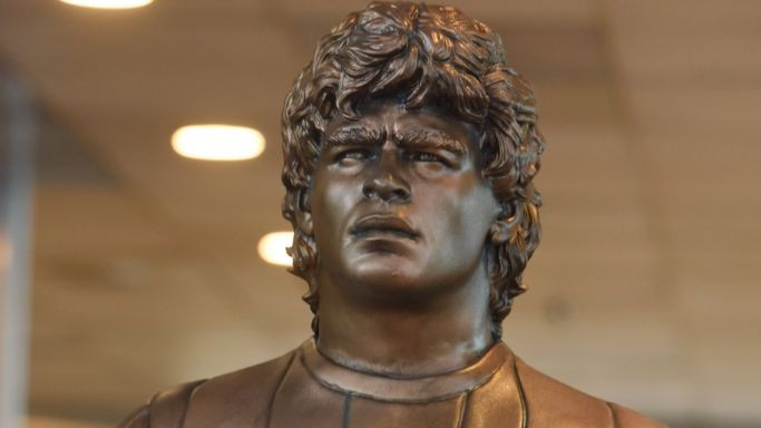 Паметник на Марадона бе издигнат на летището в Буенос Айрес