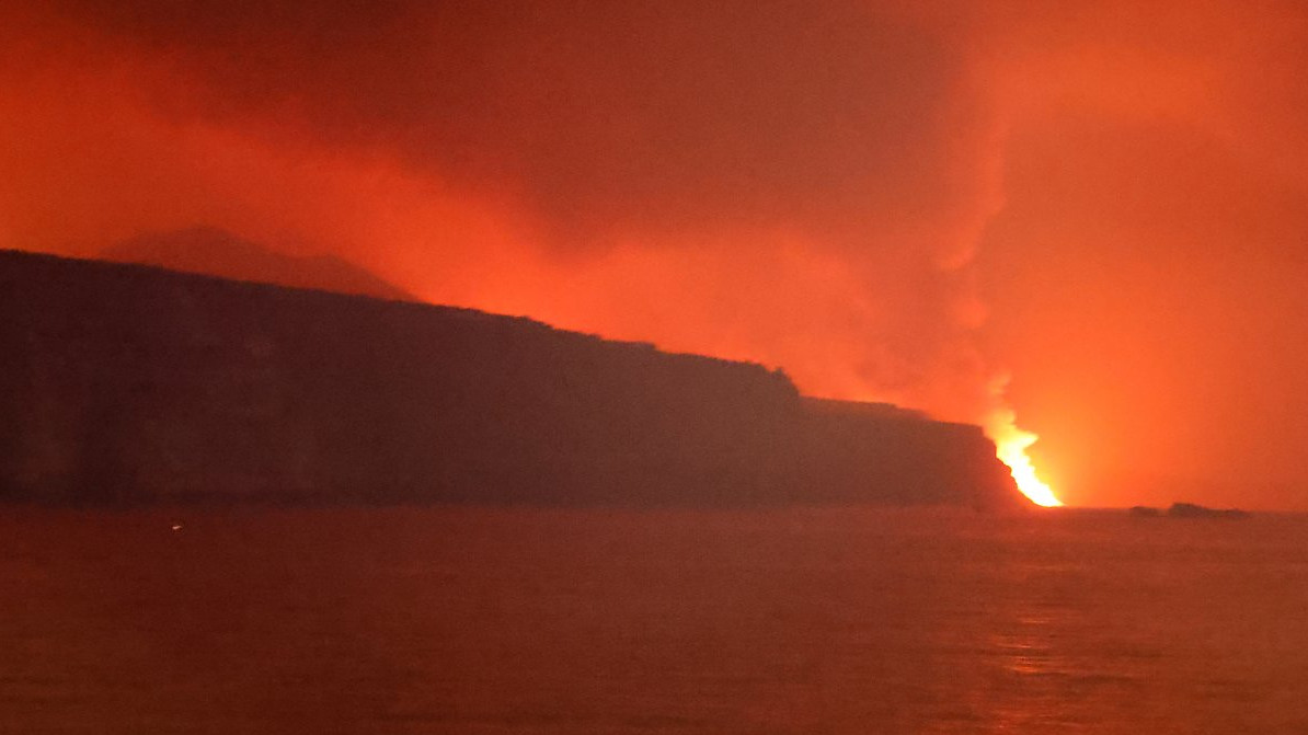 Огненият поток в Ла Палма  вече се излива в океана