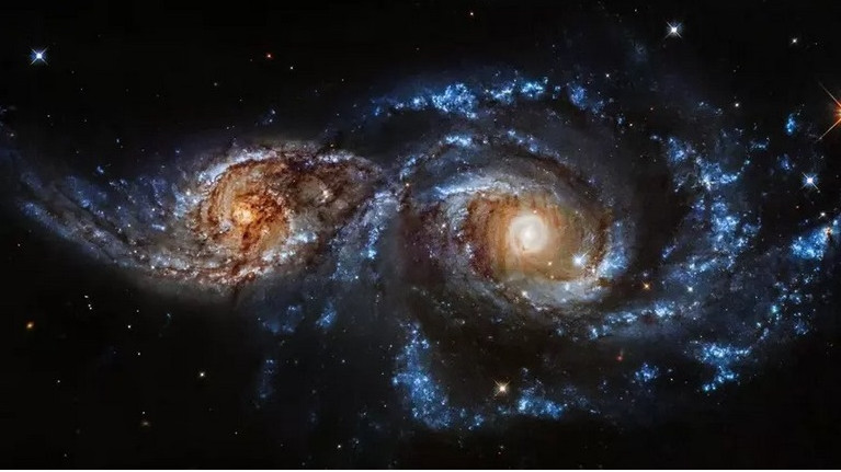 Публикуваха снимка на рядък сблъсък на три галактики