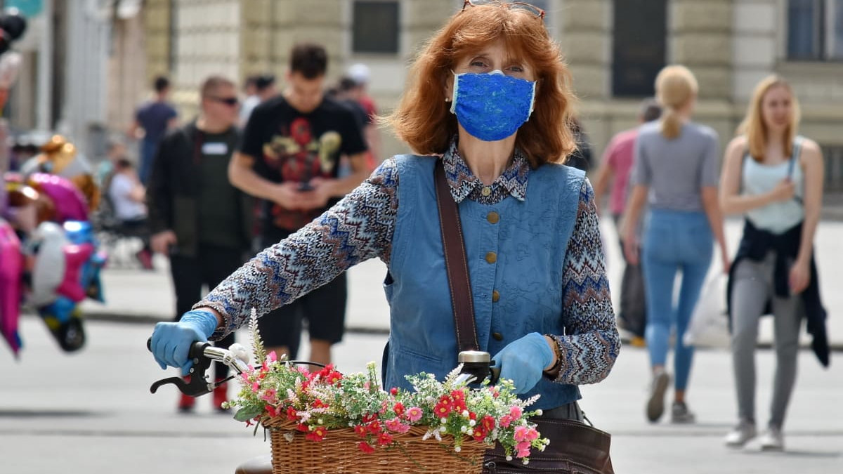 В Испания маските все още са задължителни на улицата и в закрити пространства