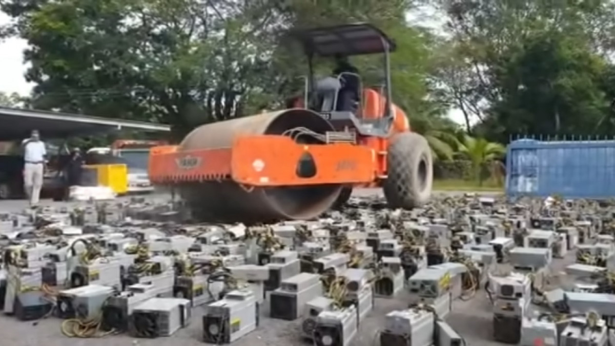 Машини за копаене на биткойни са обезвредени от полицията в Малайзия