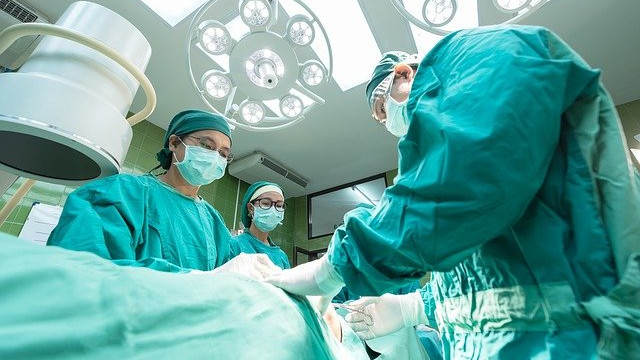 Спират  се плановите операции и свижданията в болниците в София