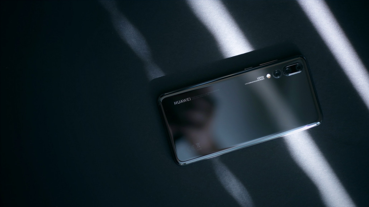 Huawei ограничава бизнеса си със смартфони в борба за оцеляване