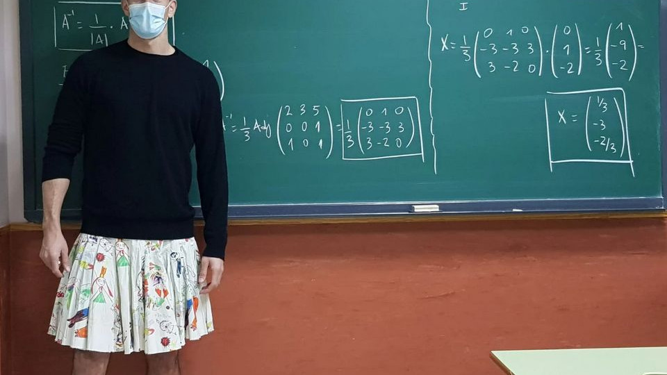 Испански учители-мъже преподават облечени в поли