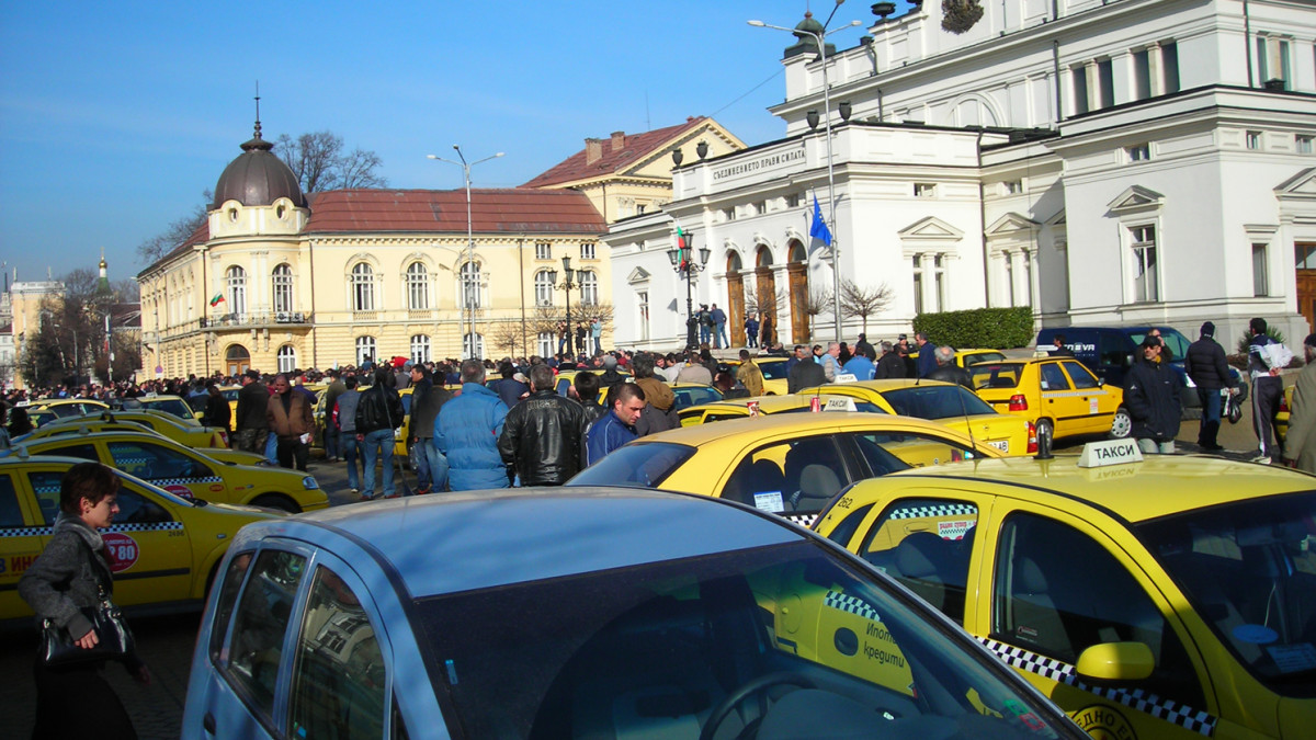 Таксиметровите шофьори излизат на общонационален протест