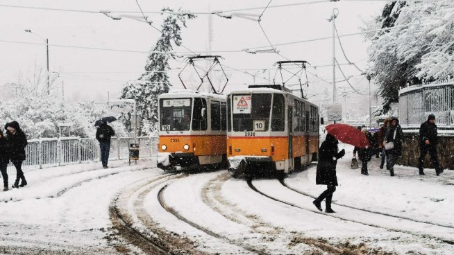 Няма да намаляват работното време на градския транспорт в София
