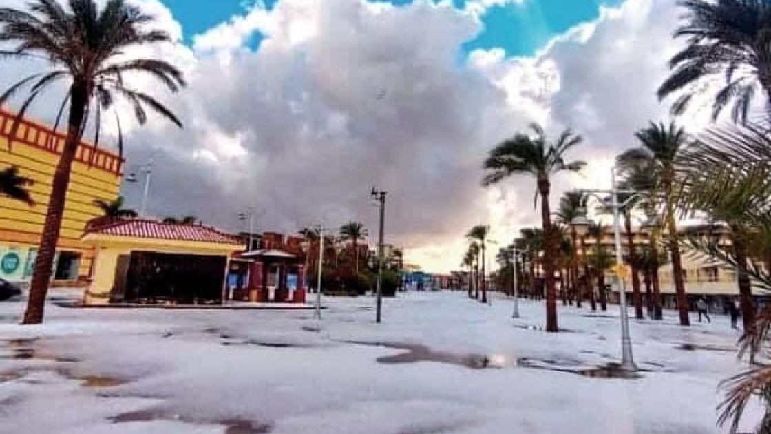 Сняг и градушка с големината на орех се изсипаха над египетски курорт