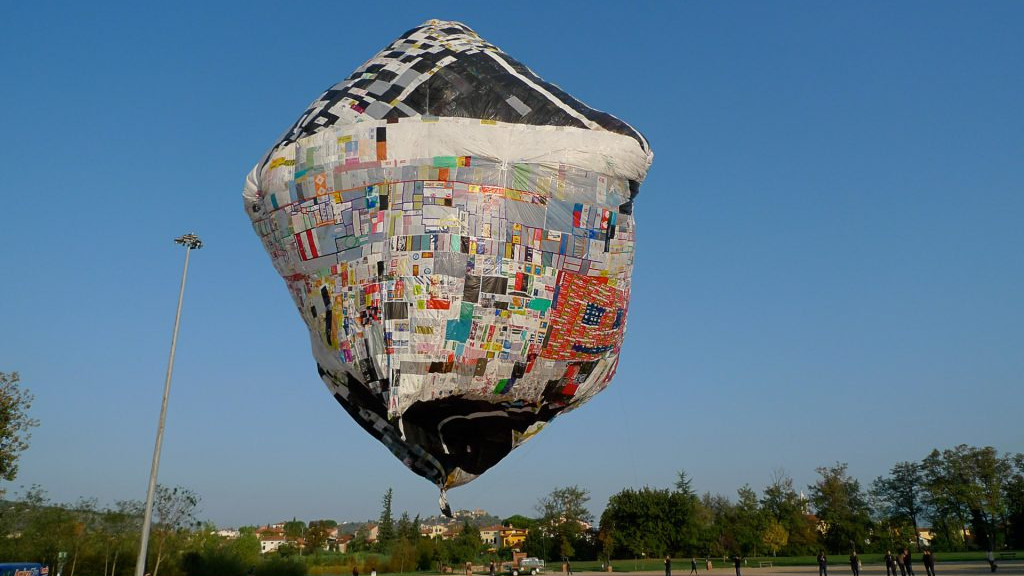 Летяща галерия-балон от рециклирани пластмасови торбички