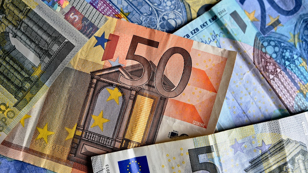 Левът остава само месец след приемане на еврото