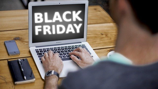 Потребителите избират да пазаруват онлайн през Черния петък