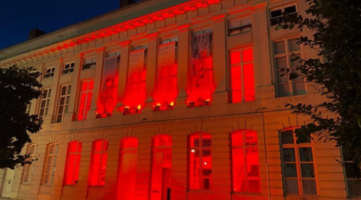 Белгия: Културни обекти грейнаха в червено в кампания за повече подкрепа