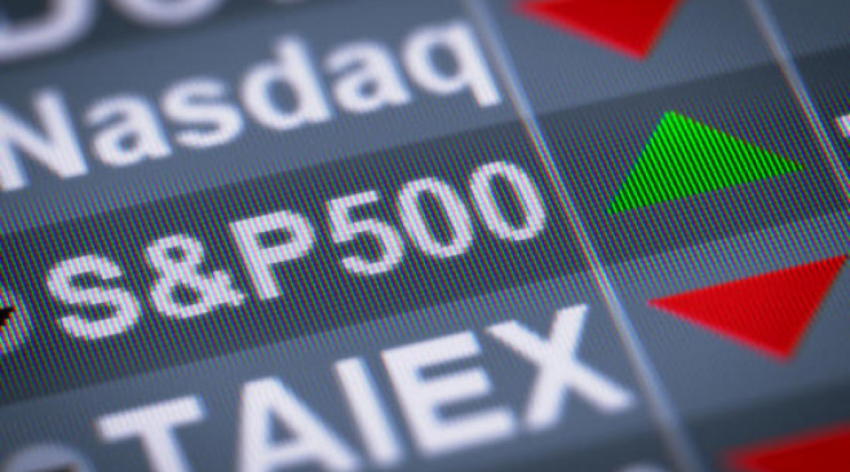 Фючърсите на акциите вървят към по-ниски стойности, след като S&P 500 затвори малко под рекорда си